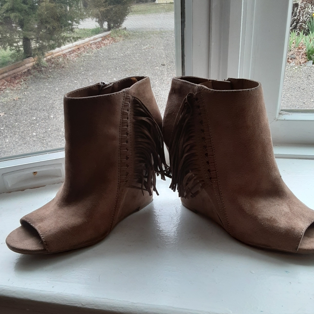 Like new beige fringe Booties